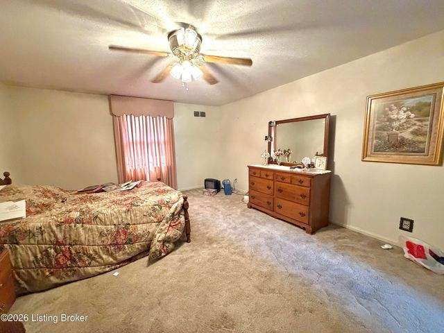 8907 Lakeridge Dr, Louisville, KY 40272