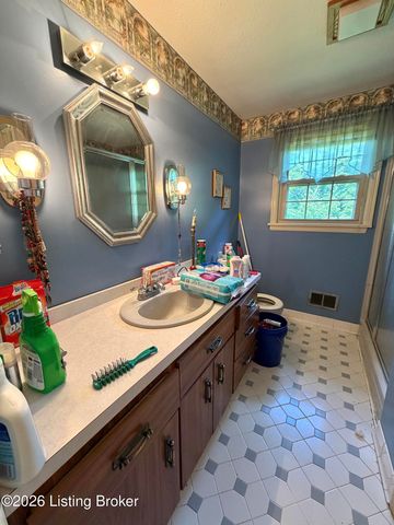 8907 Lakeridge Dr, Louisville, KY 40272