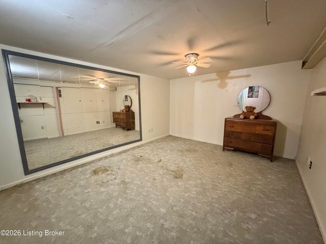 8907 Lakeridge Dr, Louisville, KY 40272