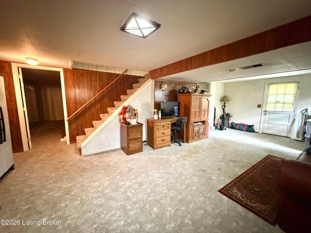 8907 Lakeridge Dr, Louisville, KY 40272