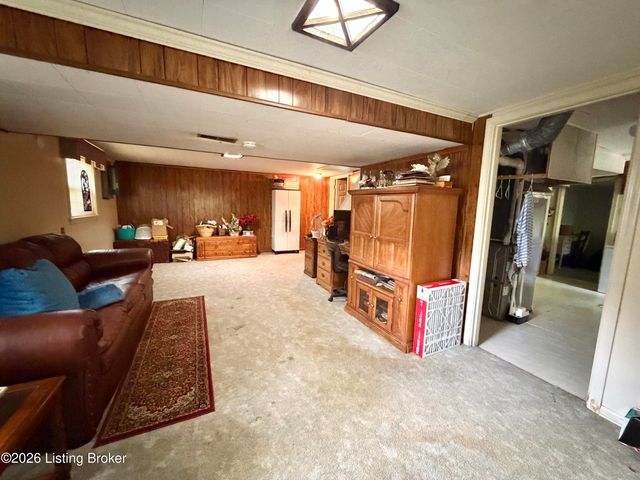 8907 Lakeridge Dr, Louisville, KY 40272