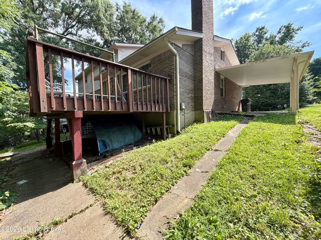 8907 Lakeridge Dr, Louisville, KY 40272
