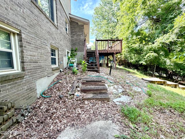 8907 Lakeridge Dr, Louisville, KY 40272
