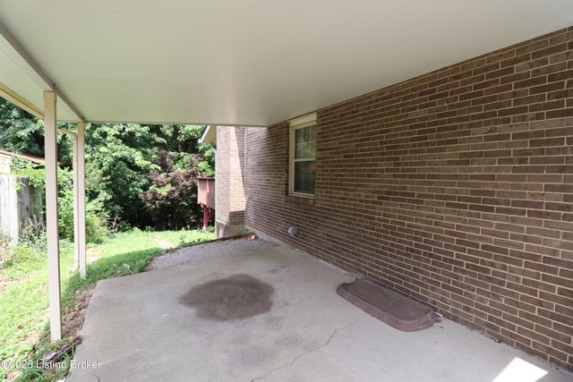 8907 Lakeridge Dr, Louisville, KY 40272