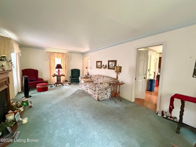 8907 Lakeridge Dr, Louisville, KY 40272