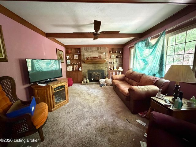 8907 Lakeridge Dr, Louisville, KY 40272