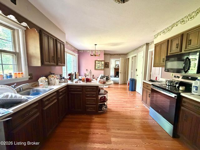 8907 Lakeridge Dr, Louisville, KY 40272