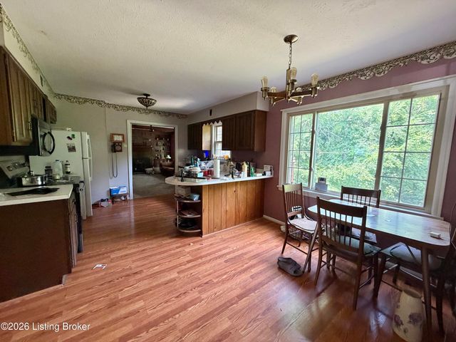 8907 Lakeridge Dr, Louisville, KY 40272