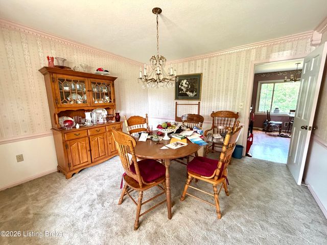 8907 Lakeridge Dr, Louisville, KY 40272