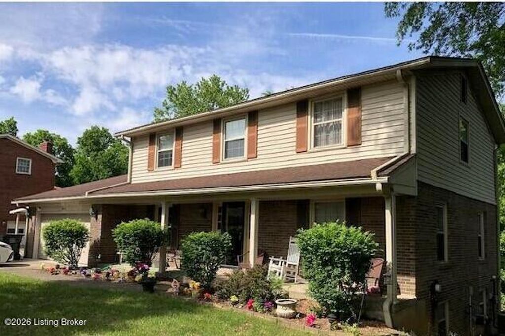 8907 Lakeridge Dr, Louisville, KY 40272
