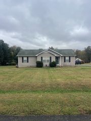 135 Leigh Anna Cir, Lafayette, TN 37083