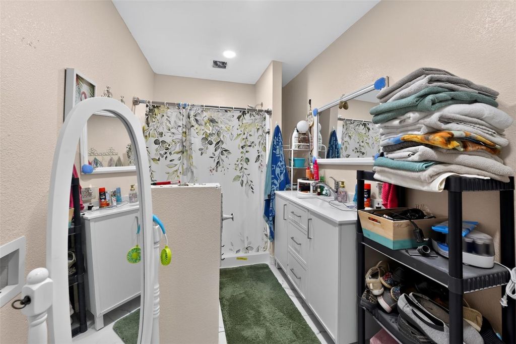 Image 18 of property listing at 806 35TH STREET W, Bradenton, FL 34205