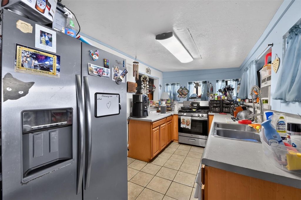 Image 7 of property listing at 806 35TH STREET W, Bradenton, FL 34205
