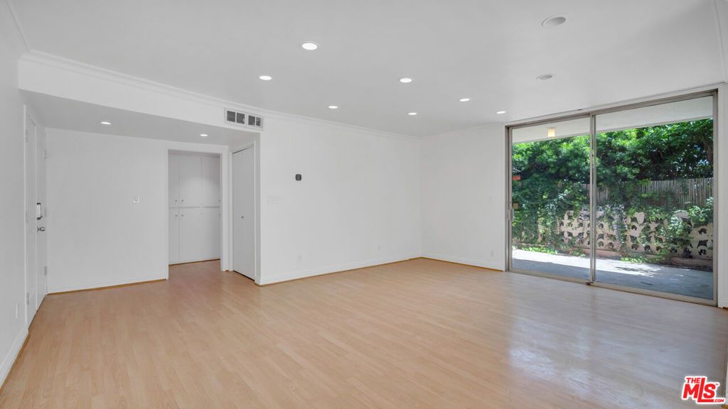 6251 Coldwater Canyon Avenue 101, North Hollywood, CA 91606