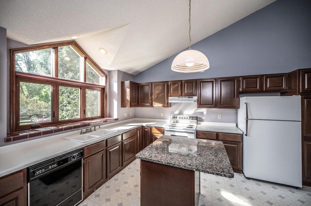 2508 Kennelly Place, Burnsville, MN 55337