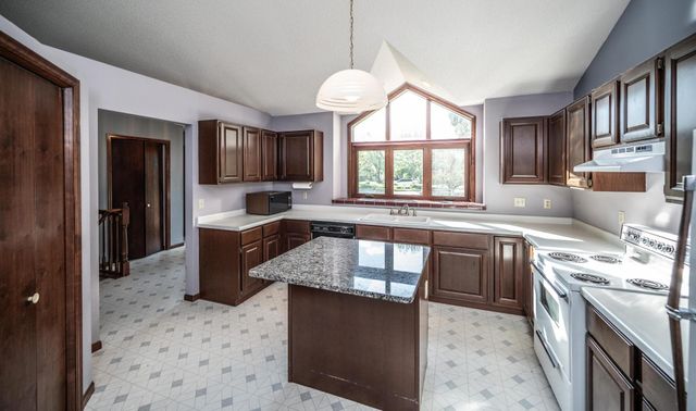 2508 Kennelly Place, Burnsville, MN 55337
