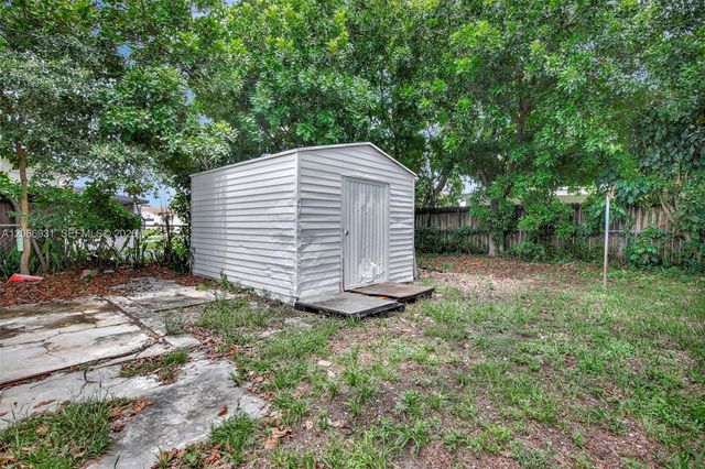 311 SW 68th Terrace, Pembroke Pines, FL 33023