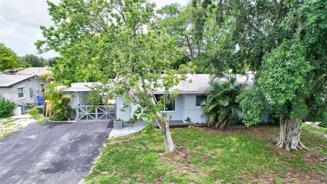 311 SW 68th Terrace, Pembroke Pines, FL 33023