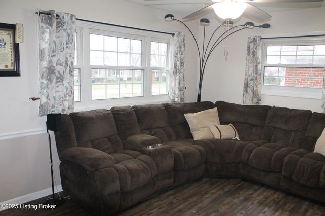 1534 Anna Ln, Louisville, KY 40216