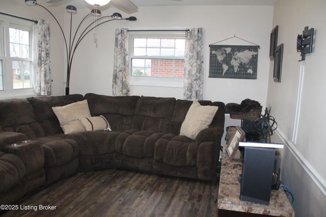 1534 Anna Ln, Louisville, KY 40216