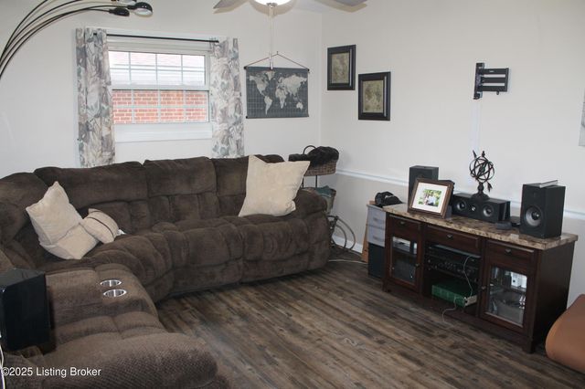 1534 Anna Ln, Louisville, KY 40216