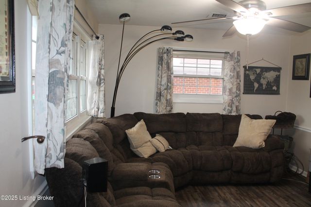 1534 Anna Ln, Louisville, KY 40216