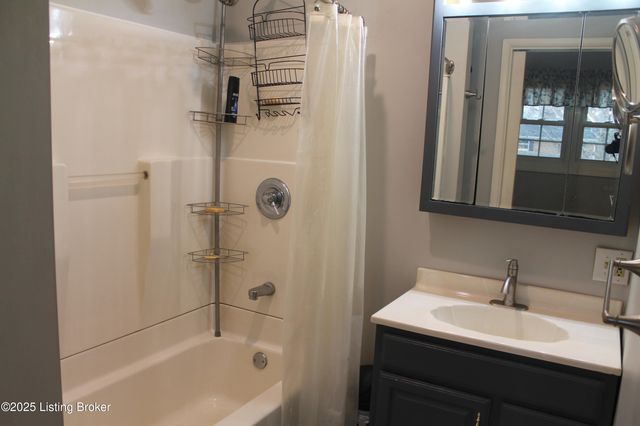 1534 Anna Ln, Louisville, KY 40216