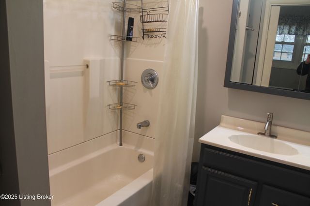 1534 Anna Ln, Louisville, KY 40216