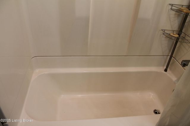 1534 Anna Ln, Louisville, KY 40216