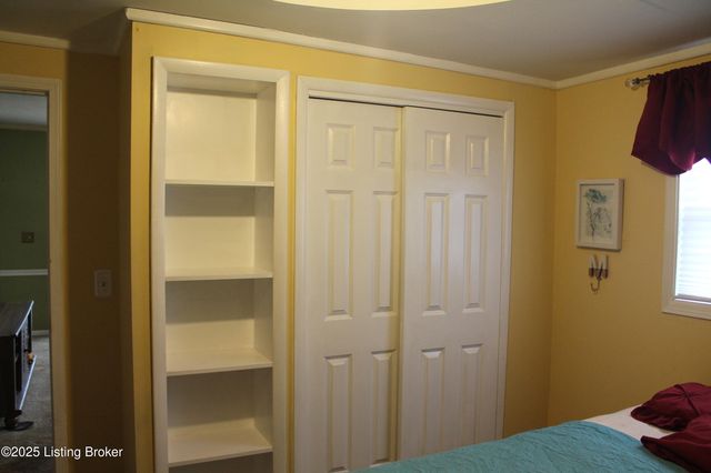 1534 Anna Ln, Louisville, KY 40216