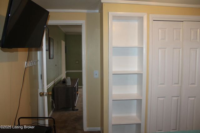 1534 Anna Ln, Louisville, KY 40216