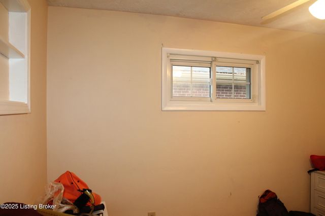 1534 Anna Ln, Louisville, KY 40216