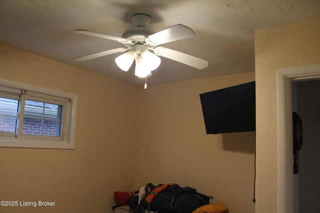 1534 Anna Ln, Louisville, KY 40216