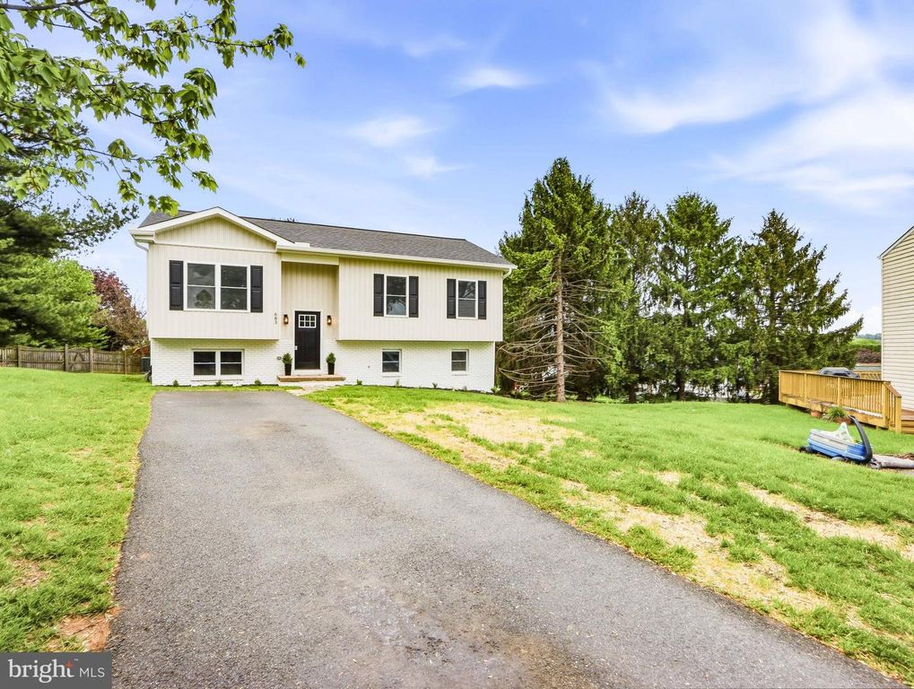 Image 2 of property listing at 683 SUNFLOWER CT, Westminster, MD 21157