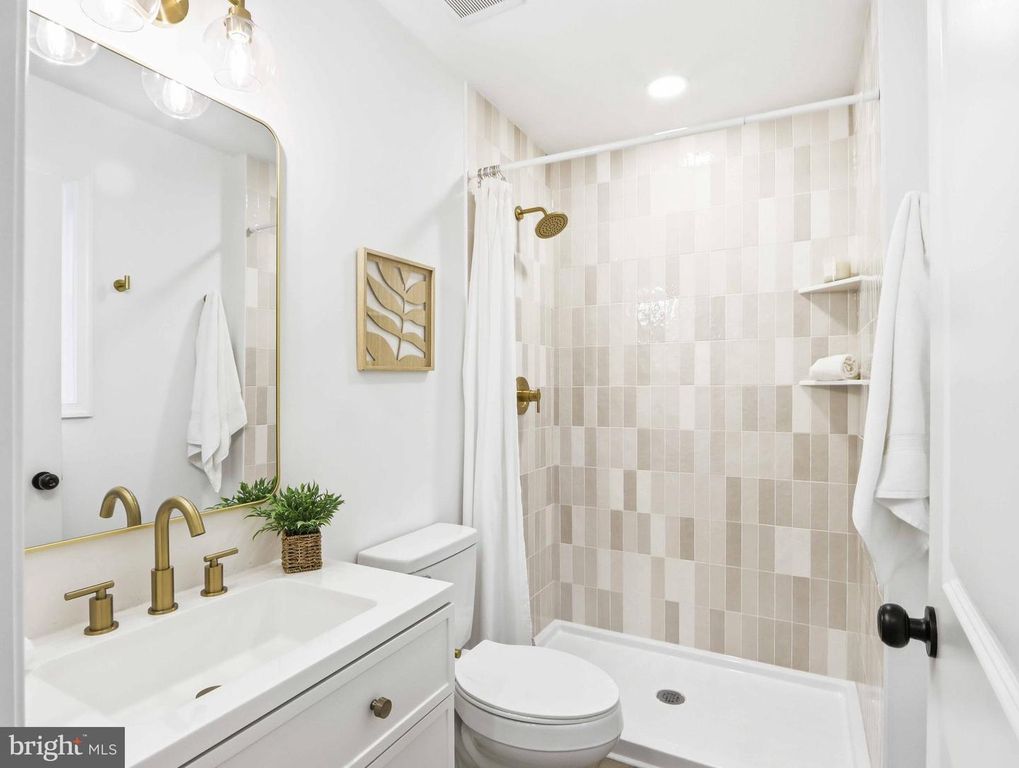 Image 20 of property listing at 683 SUNFLOWER CT, Westminster, MD 21157