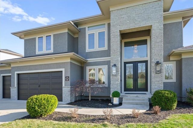 1744 NE Woodland Shores Lane, Lee's Summit, MO 64086