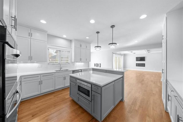 1744 NE Woodland Shores Lane, Lee's Summit, MO 64086