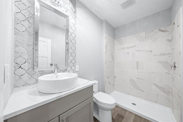 1744 NE Woodland Shores Lane, Lee's Summit, MO 64086