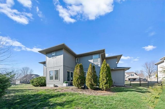 1744 NE Woodland Shores Lane, Lee's Summit, MO 64086