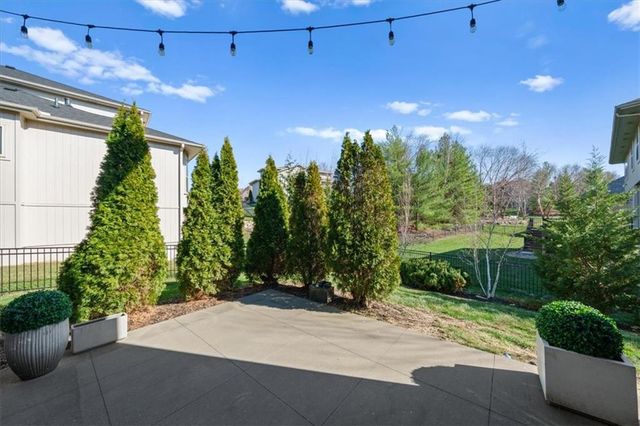 1744 NE Woodland Shores Lane, Lee's Summit, MO 64086