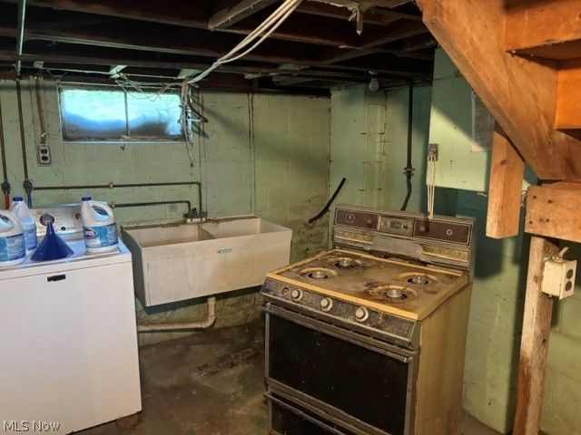 2610 E South Range, New Springfield, OH 44443