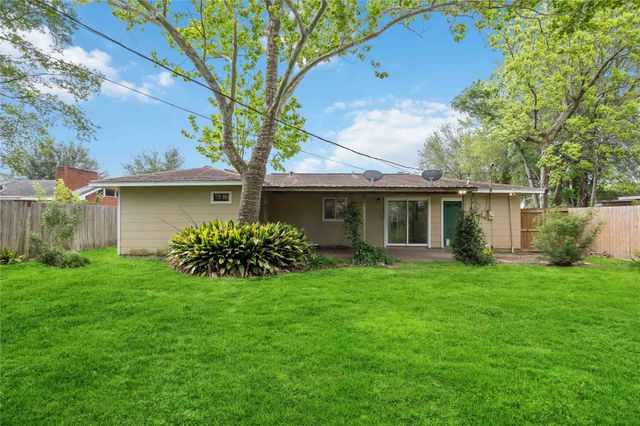 908 23rd Avenue N, Texas City, TX 77590