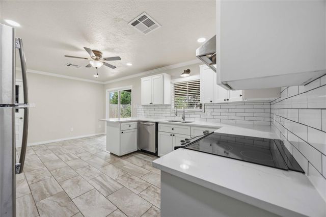 908 23rd Avenue N, Texas City, TX 77590