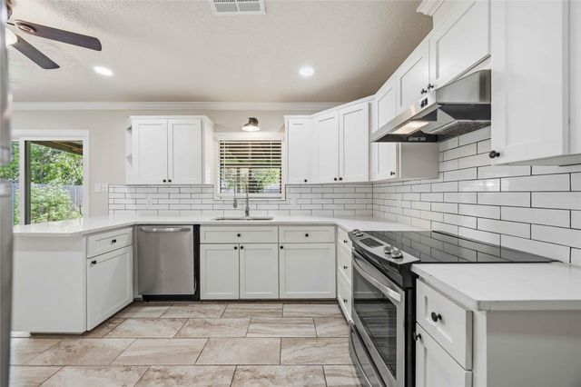 908 23rd Avenue N, Texas City, TX 77590