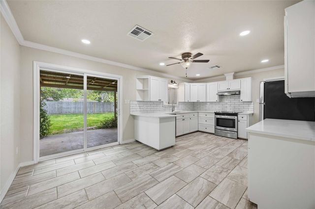 908 23rd Avenue N, Texas City, TX 77590