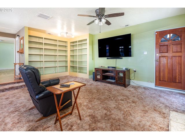 1294 SATRE St, Eugene, OR 97401
