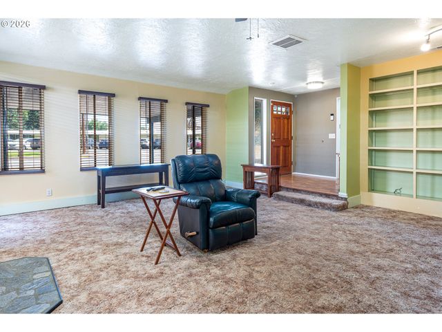 1294 SATRE St, Eugene, OR 97401