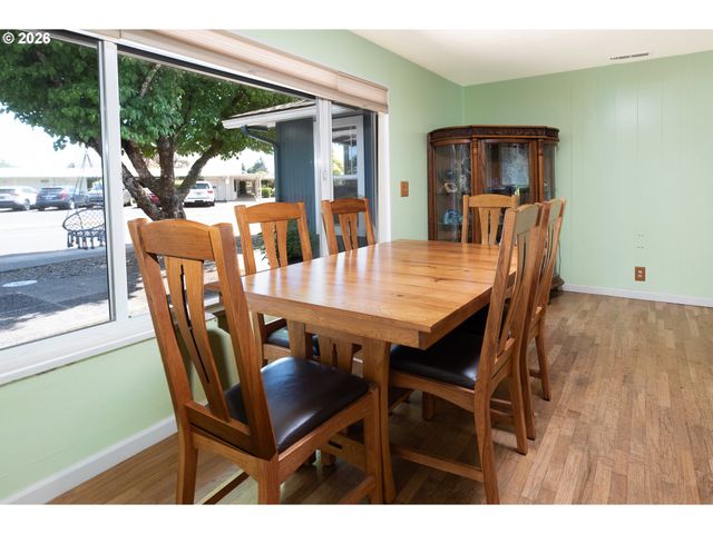 1294 SATRE St, Eugene, OR 97401