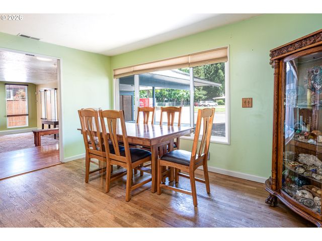1294 SATRE St, Eugene, OR 97401