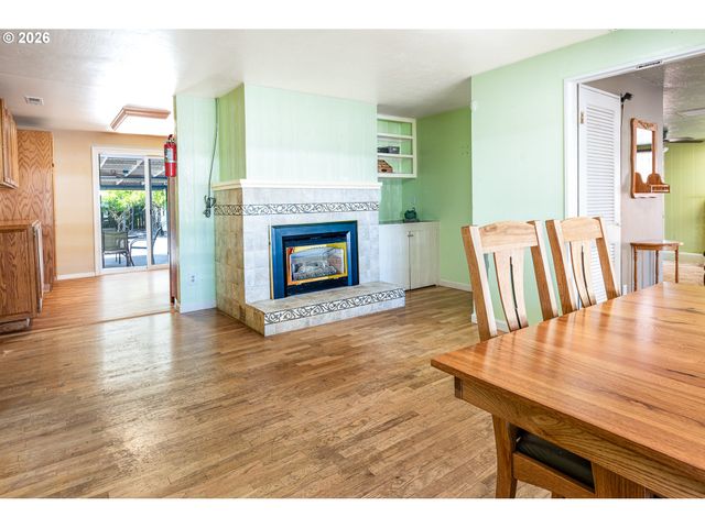 1294 SATRE St, Eugene, OR 97401